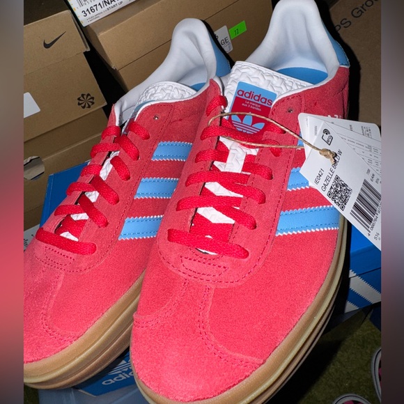 adidas Shoes - ✨✨Active wear Party Host Pick!✨✨Adidas Gazelle Red and Light Blue Shoes